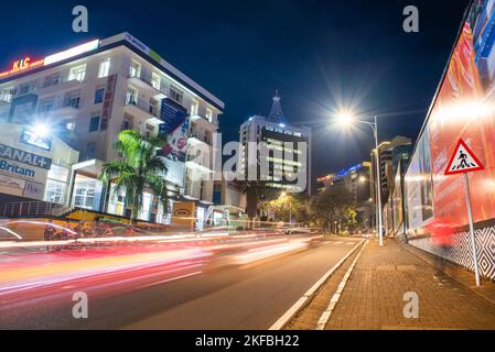 Kigali, Ruanda - 19 2022. August: Das Zentrum von Kigali bei Nacht. Die Stadt ist ein Ort der Aktivität in den Abendstunden. Stockfoto