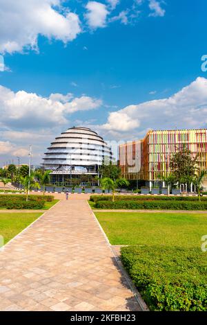 Kigali, Ruanda - 19 2022. August: Kigali Convention Center an einem sonnigen Tag. Die Anlage, die nach dem Inneren eines Königspalastes entworfen wurde, beherbergt eine Vielzahl von Einrichtungen Stockfoto