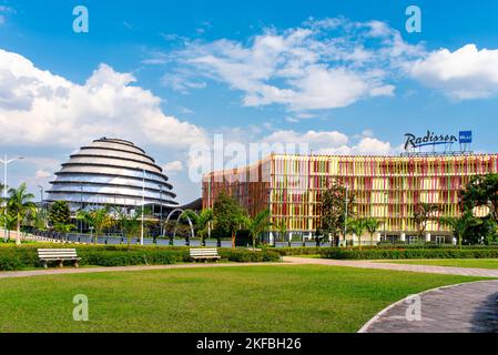 Kigali, Ruanda - 19 2022. August: Kigali Convention Center an einem sonnigen Tag. Die Anlage, die nach dem Inneren eines Königspalastes entworfen wurde, beherbergt eine Vielzahl von Einrichtungen Stockfoto