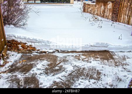 Auffahrt halb geschaufelt von schwerem Schnee mit Rand zeigt, wie tief es ist Stockfoto