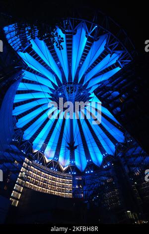 Berlin, Deutschland - September 2022: Zeltglasdach mit Wolkenkratzern des Sony Center bei Nacht mit Beleuchtung, Potsdamer Platz Stockfoto