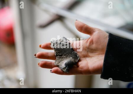 Dnipro, Ukraine 17. Nov 2022: Nahaufnahme eines Raketenfragmentes Stockfoto