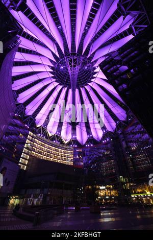 Berlin, Deutschland - September 2022: Zeltglasdach mit Wolkenkratzern des Sony Center bei Nacht mit Beleuchtung, Potsdamer Platz Stockfoto