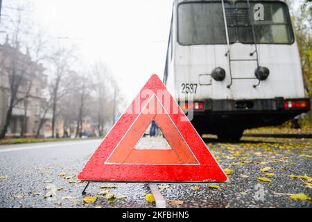 Dnipro, Ukraine 17. Nov 2022: Obus durch Raketenangriff beschädigt Stockfoto