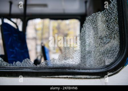 Dnipro, Ukraine 17. Nov 2022: Trolleybus durch Raketenangriff beschädigt. Zerbrochene Nahaufnahme des Fensters. Stockfoto