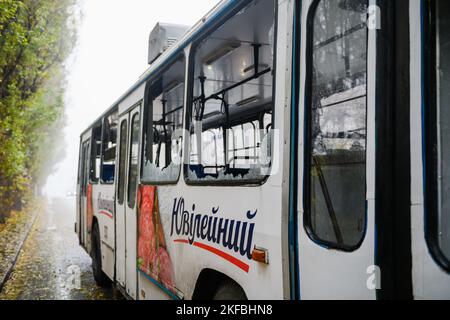 Dnipro, Ukraine 17. Nov 2022: Obus durch Raketenangriff beschädigt Stockfoto