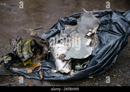 Dnipro, Ukraine 17. Nov 2022: Raketenfragmente in einer schwarzen Tasche. Nahaufnahme. Stockfoto