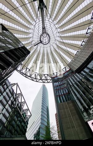 Berlin, Deutschland - September 2022: Zeltglasdach mit Wolkenkratzern des Sony Centers, Potsdamer Platz Stockfoto