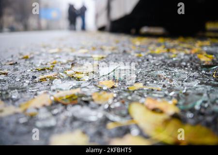 Dnipro, Ukraine 17. Nov 2022: Nahaufnahme von Glasscherben auf der Straße. Stockfoto