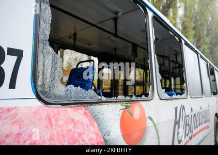 Dnipro, Ukraine 17. Nov 2022: Obus durch Raketenangriff beschädigt Stockfoto