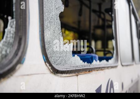 Dnipro, Ukraine 17. Nov 2022: Obus durch Raketenangriff beschädigt Stockfoto