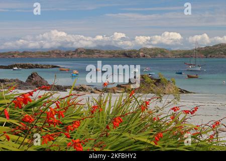 Sandstrand in St. Ronan's Bay und Blick über Sound of Iona zur Isle of Mull, Iona, Hebriden, inneren Hebriden, inneren Inseln, Schottland, Vereinigtes Königreich Stockfoto