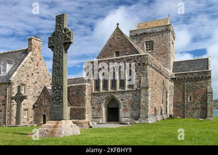 Iona Abbey mit zwei keltischen Hochkreuzen, Hebriden, inneren Hebriden, inneren Inseln, Schottland, Vereinigtes Königreich, Großbritannien Stockfoto