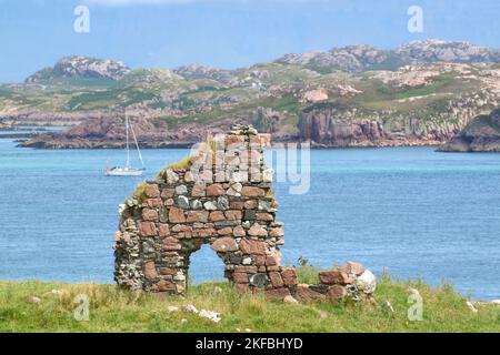 Überreste von Bishops Haus mit Blick auf Sound of Iona zur Insel Mull, Iona Abbey, Iona, inneren Hebriden, inneren Inseln, Schottland, Vereinigtes Königreich Stockfoto