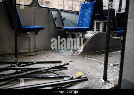 Dnipro, Ukraine 17. Nov 2022: Trolleybus durch Raketenangriff beschädigt. Trolleybus innen. Stockfoto