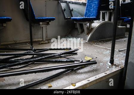 Dnipro, Ukraine 17. Nov 2022: Trolleybus durch Raketenangriff beschädigt. Trolleybus innen. Stockfoto