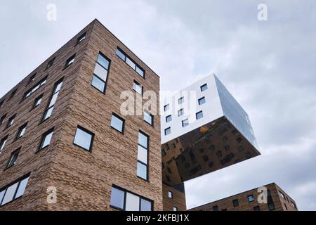 Berlin, Deutschland - September 2022: Außenansicht des Nhow Berlin Hotels direkt am Ufer der Spree, entworfen von NPS Tchoban Voss Stockfoto