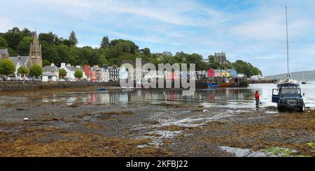 Tobermory Harbour al Low Tide, Tobermory, Mull, Isle of Mull, Hebriden, Innere Hebriden, Innere Inseln, Schottland, Großbritannien, Großbritannien Stockfoto