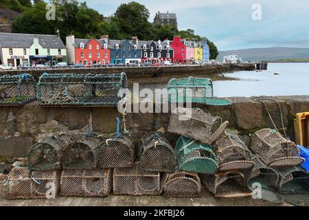 Hummertöpfe vor einer bunten Hausreihe, Tobermory, Mull, Isle of Mull, Hebriden, Inner Hebrides, Inner Isles, Schottland, Großbritannien Stockfoto