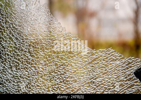 Dnipro, Ukraine 17. Nov 2022: Trolleybus durch Raketenangriff beschädigt. Zerbrochene Nahaufnahme des Fensters. Stockfoto