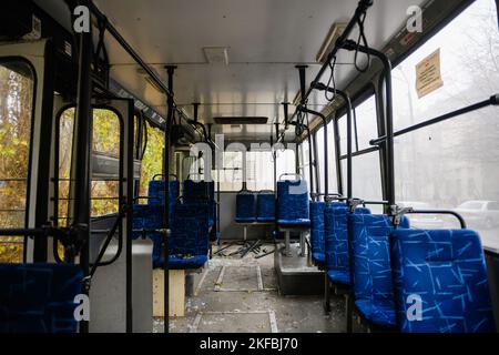 Dnipro, Ukraine 17. Nov 2022: Trolleybus durch Raketenangriff beschädigt. Trolleybus innen. Stockfoto