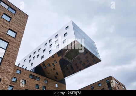 Berlin, Deutschland - September 2022: Außenansicht des Nhow Berlin Hotels direkt am Ufer der Spree, entworfen von NPS Tchoban Voss Stockfoto