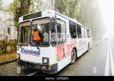 Dnipro, Ukraine 17. Nov 2022: Trolleybus durch Raketenangriff beschädigt Stockfoto