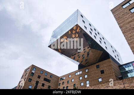 Berlin, Deutschland - September 2022: Außenansicht des Nhow Berlin Hotels direkt am Ufer der Spree, entworfen von NPS Tchoban Voss Stockfoto