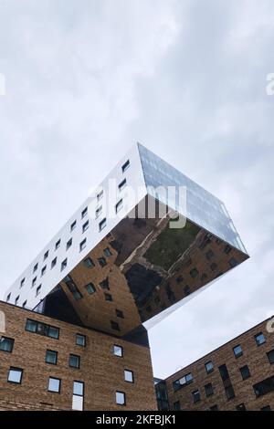Berlin, Deutschland - September 2022: Außenansicht des Nhow Berlin Hotels direkt am Ufer der Spree, entworfen von NPS Tchoban Voss Stockfoto