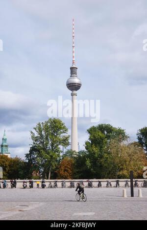 Berlin, Deutschland - September 2022: Fernsehturm am Alexanderplatz Stockfoto