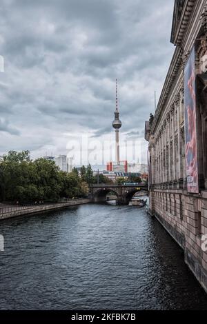 Berlin, Deutschland - September 2022: Fernsehturm am Alexanderplatz Stockfoto