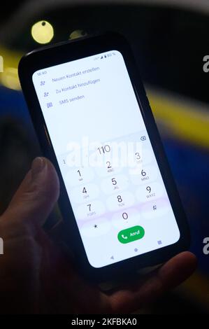 Hamburg, Deutschland. 17.. November 2022. Die Notrufnummer „110“ wird auf einem Smartphone eingegeben. Aufgrund von Störungen im Mobilfunknetz erhielten die Behörden in Berlin, Bremen und Hamburg am 17.11.2022 immer mehr Tipps, dass der Notruf nicht erreichbar sei. Quelle: Jonas Walzberg/dpa/Alamy Live News Stockfoto