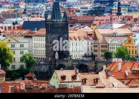 Ziegeldächer der Stadt Prag und ein Fragment der Karlsbrücke über der Moldau. Stockfoto