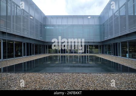 Berlin, Deutschland - September 2022: Topographie des Terrors in Berlin ist ein modernes Museumsviertel, das an der Stelle des 1945. Hauptsitzes der Gestapo und der SS erbaut wurde. Stockfoto