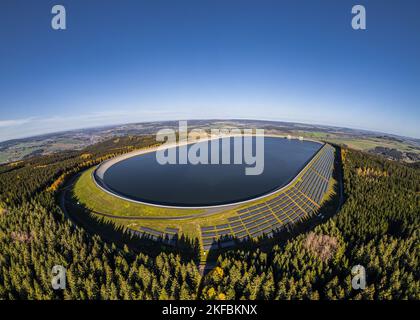 Wasserkraft als erneuerbare Energie, Luftaufnahme des oberen Stausees des Pumpspeicherkraftwerks Markersbach, Sachsen, Deutschland Stockfoto