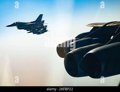 Drei Royal Bahraini Air Force F-16 Fighting Falcons begleiten eine US Air Force 23. Expeditionary Bomb Squadron B-52H Stratofortress über den Persischen Golf zur Unterstützung einer Bomber Task Force Mission, 4. September 2022. Die beiden B-52s, die für diese BTF-Mission eingesetzt wurden, verließen RAF Fairford, Großbritannien, und flogen nonstop über das östliche Mittelmeer, die arabische Halbinsel und das Rote Meer, bevor sie nach RAF Fairford zurückkehrten. Stockfoto