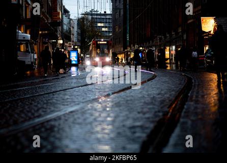 Bremen, Deutschland. 17.. November 2022. Auf der Obernstraße in der Innenstadt fährt bei Regenwetter eine Straßenbahn der Bremer Straßenbahn AG (BSAG). Quelle: Hauke-Christian Dittrich/dpa/Alamy Live News Stockfoto