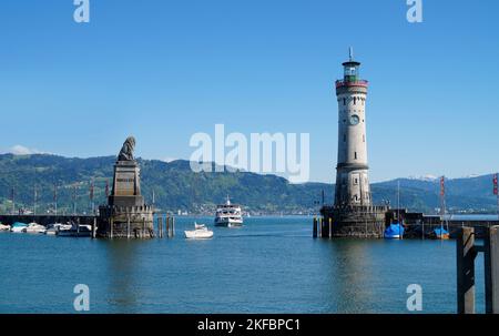 Der schöne Hafen der Insel Lindau am Bodensee (Bodensee) mit den Alpen im Hintergrund, Deutschland an schönem sonnigen Frühlingstag Stockfoto