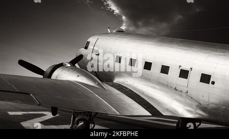 Historische Flugzeuge auf einer Start-und Landebahn bereit Stockfoto