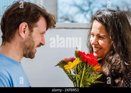 Latino-heterosexuelles Paar verschiedener Ethnien, zu Hause, um den Valentinstag zu feiern Stockfoto