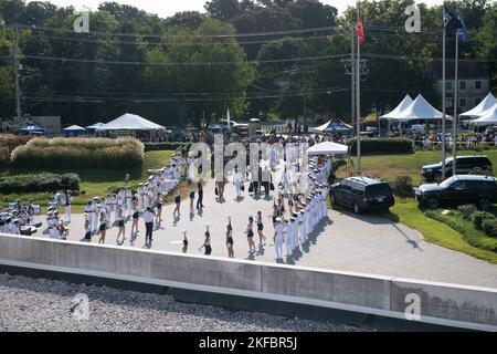 ANNAPOLIS, MD. (Sept 08, 2022) die Fußballmannschaft der U.S. Naval Academy kommt zum ersten Spiel gegen die University of Delaware ins Navy-Marine Corps Memorial Stadium. Als Undergraduate College des Marineservice unseres Landes bereitet die Naval Academy junge Männer und Frauen darauf vor, professionelle Offiziere mit Kompetenz, Charakter und Mitgefühl im US Navy and Marine Corps zu werden. Stockfoto