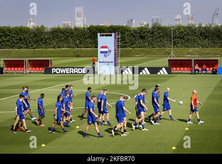 DOHA - die Auswahl der niederländischen Nationalmannschaft während einer Trainingseinheit der niederländischen Nationalmannschaft am 16. November 2022 im Schulungskomplex der Universität Katar in Doha, Katar. Die niederländische Nationalmannschaft bereitet sich auf das Eröffnungsspiel während der WM in Katar gegen Senegal vor. ANP KOEN VAN WEEL niederlande Out - belgien Out Stockfoto