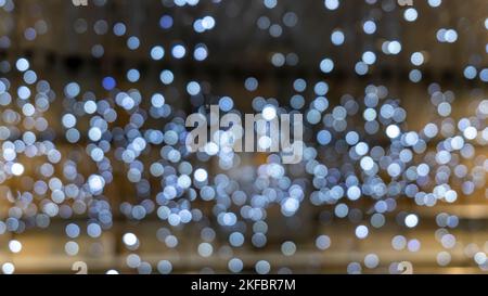 Girlande in Unschärfe. weihnachtslichter in Verwacklungen Stockfoto