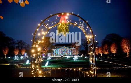 Berlin, Deutschland. 17.. November 2022. Das Schloss Friedrichsfelde wird anlässlich der Attraktion „Weihnachten 2022 im Zoo“ bunt beleuchtet. Vom 18. November 2022 bis zum 15. Januar 2023 können Besucher auf einem beleuchteten Rundweg mit Projektionen und Millionen von Lichtern in den weihnachtlichen Geist eintauchen. Kredit: Britta Pedersen/dpa/Alamy Live Nachrichten Stockfoto