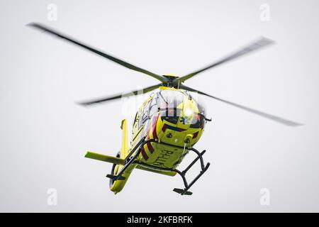 Zuidbroek - der Trauma-Hubschrauber wurde wegen eines schweren Unfalls eingesetzt. ANP / Hollandse Hoogte Venema Media niederlande Out - belgien Out Stockfoto