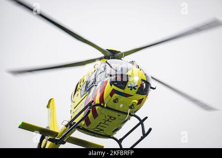 Zuidbroek - der Trauma-Hubschrauber wurde wegen eines schweren Unfalls eingesetzt. ANP / Hollandse Hoogte Venema Media niederlande Out - belgien Out Stockfoto