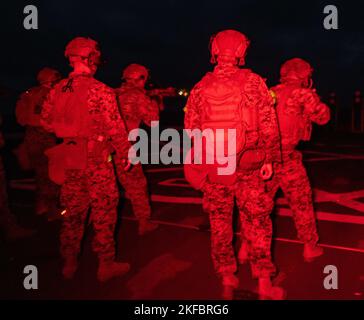 U.S. Marines mit Bataillon Landing Team 2/5, 31. Marine Expeditionary Unit, feuert Gewehre während eines Deckschießers an Bord der USS New Orleans (LPD 18) im Japanischen Meer, 3. September 2022. Combat Marksmanship Program ist darauf ausgelegt, die Letalität einer Einheit aufrechtzuerhalten. Die 31. MEU ist an Bord der Schiffe der Amphibious Ready Group von Tripolis im Einsatzgebiet der 7. Flotten tätig, um die Interoperabilität mit Verbündeten und Partnern zu verbessern und als einsatzbereite Einsatztruppe zur Verteidigung von Frieden und Stabilität in der Indo-Pazifik-Region zu dienen. Stockfoto