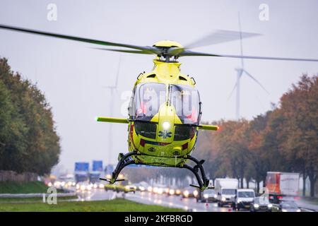 Zuidbroek - der Trauma-Hubschrauber wurde wegen eines schweren Unfalls eingesetzt. ANP / Hollandse Hoogte Venema Media niederlande Out - belgien Out Stockfoto