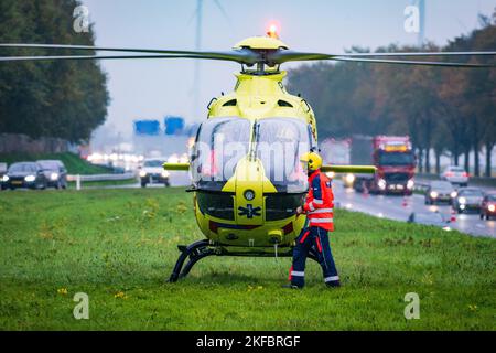 Zuidbroek - der Trauma-Hubschrauber wurde wegen eines schweren Unfalls eingesetzt. ANP / Hollandse Hoogte Venema Media niederlande Out - belgien Out Stockfoto