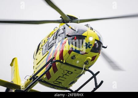 Zuidbroek - der Trauma-Hubschrauber wurde wegen eines schweren Unfalls eingesetzt. ANP / Hollandse Hoogte Venema Media niederlande Out - belgien Out Stockfoto